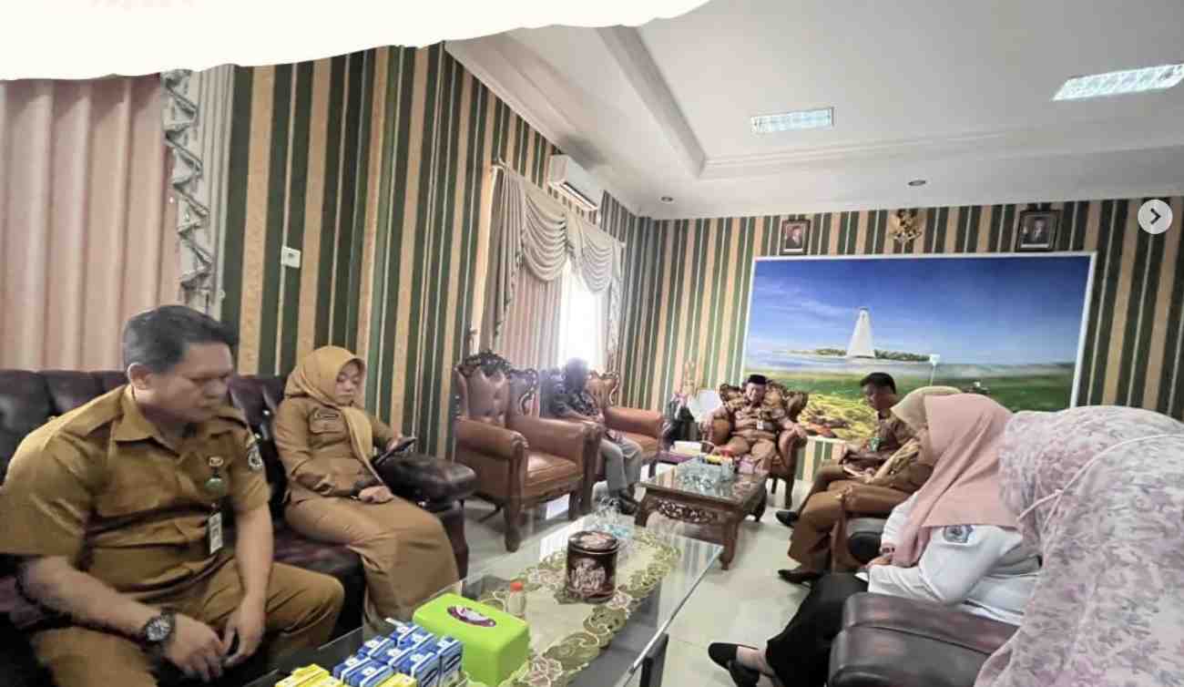 Tindak lanjut TKD dan THL masa kerja dibawah dua tahun di Ruang Rapat Kecamatan Bontang Selatan yang di pimpin oleh Camat Bontang Selatan..
